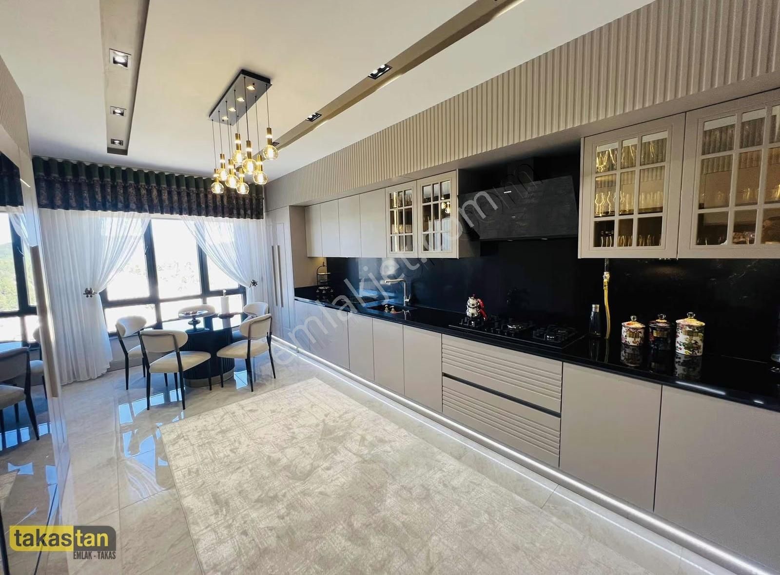 Satılık 4,5+1 Lüks İç Mekan Tasarımlı Geniş Aile Dairesi