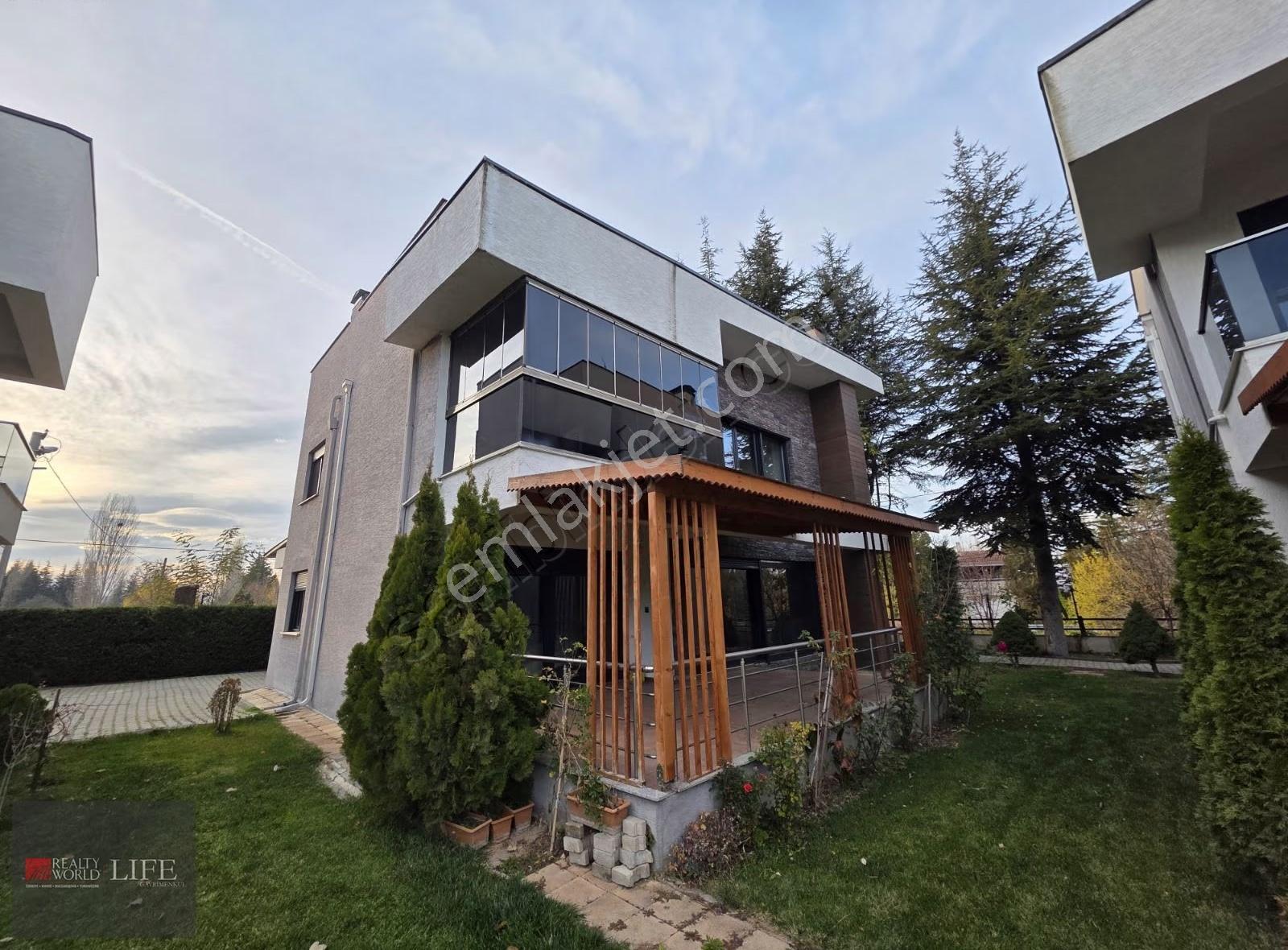 Rw Lıfe// Sazova Karabayır Mevkii Site İçi Asansörlü 6+1 Villa