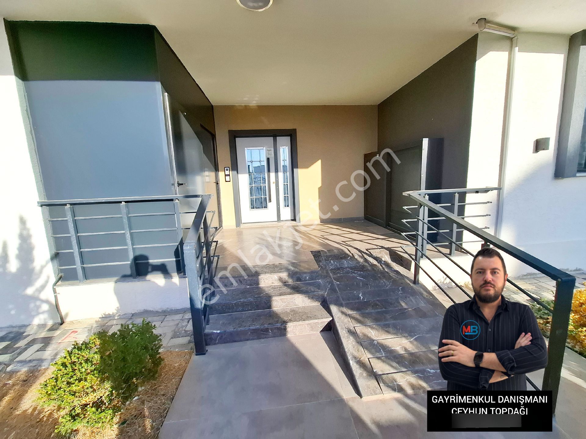 Didimde Satılık 2+1 Daire Asansörlü Orta Kat Geniş Kullanışlı - Görsel 2