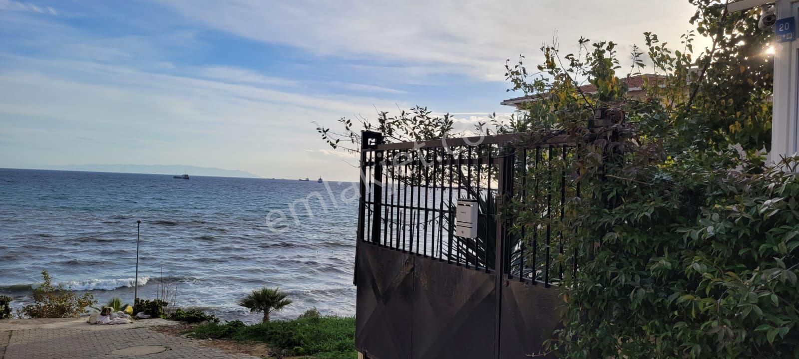 Deniz Kıyısında Müstakil Evin Bahçe Katı