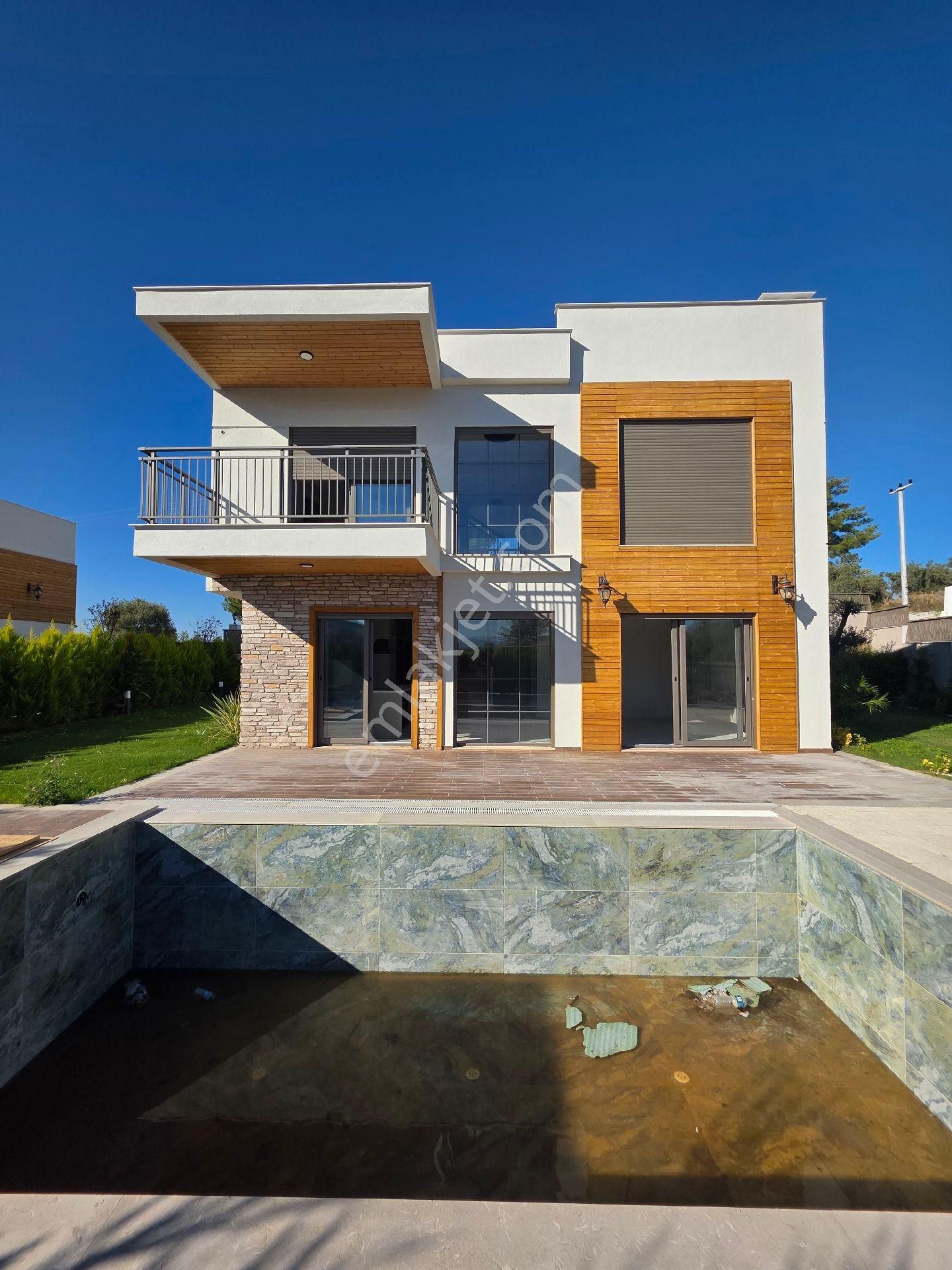 Kuşadası Satılık 4+1 Full Eşyalı Villa