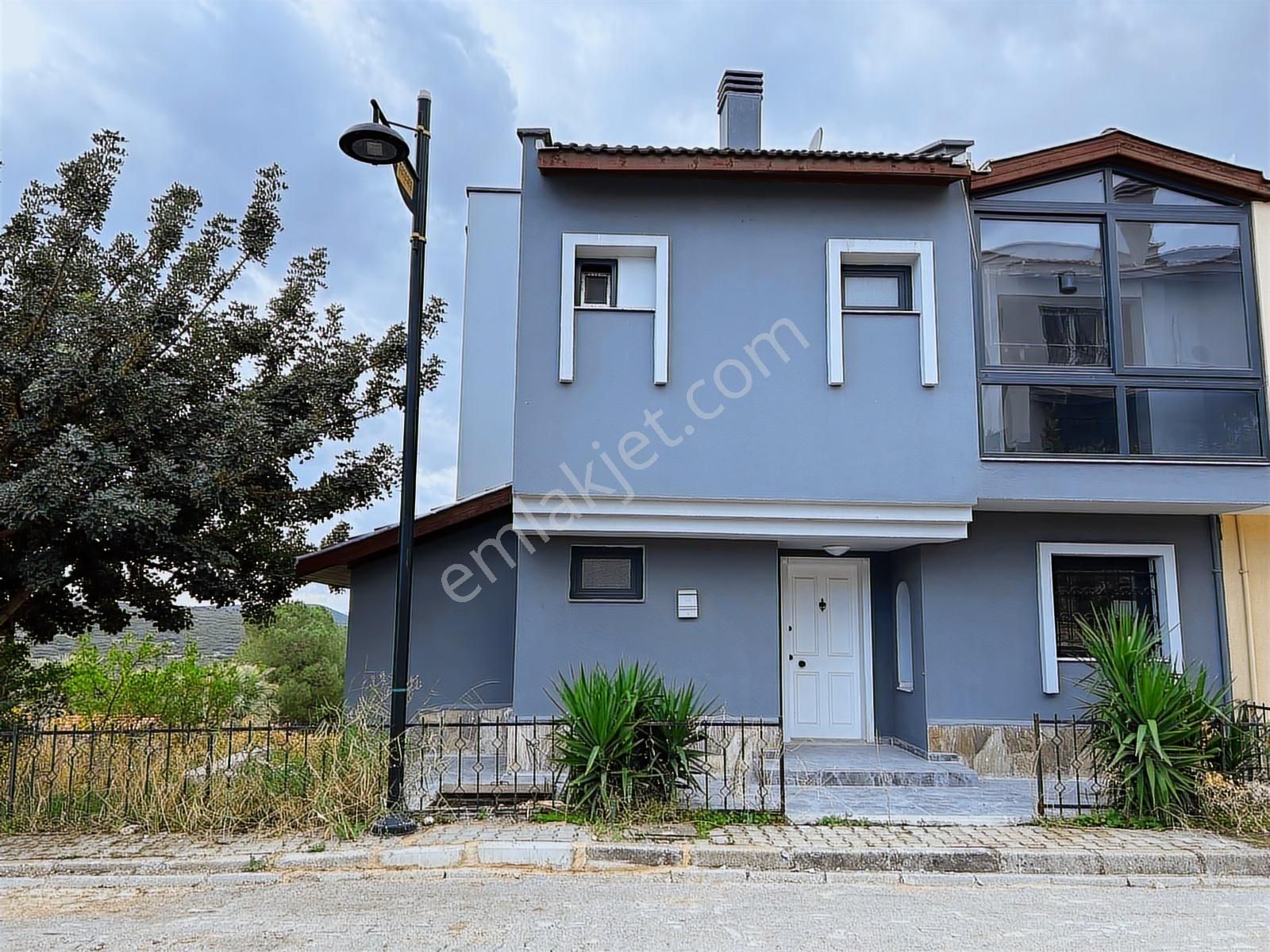 İzmir Menemen Villakent'te Satılık Full Tadilatlı Tripleks Villa