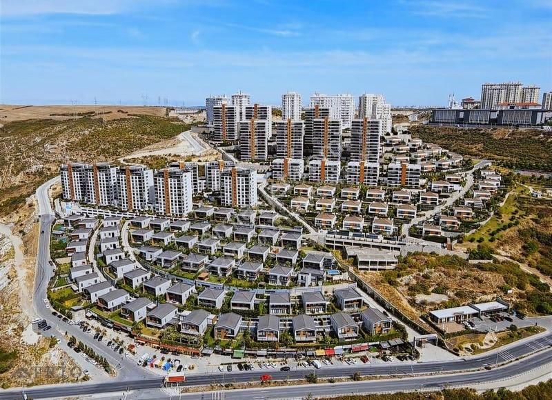 Bahçeşehir Konakları'nda Satılık 4+1 Köşe Daire - Görsel 2