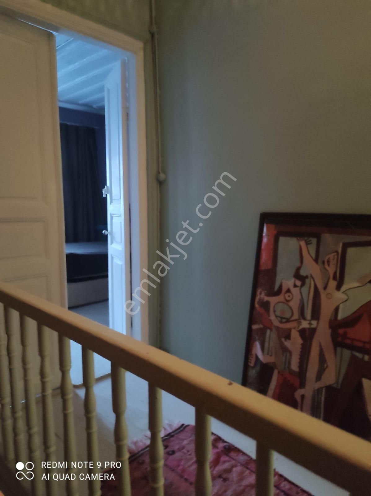 İki Katlı, Ahşap, Bahçeli Ev - Görsel 16