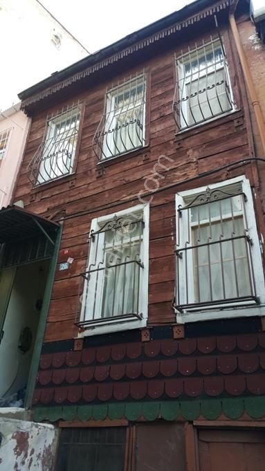 İki Katlı, Ahşap, Bahçeli Ev