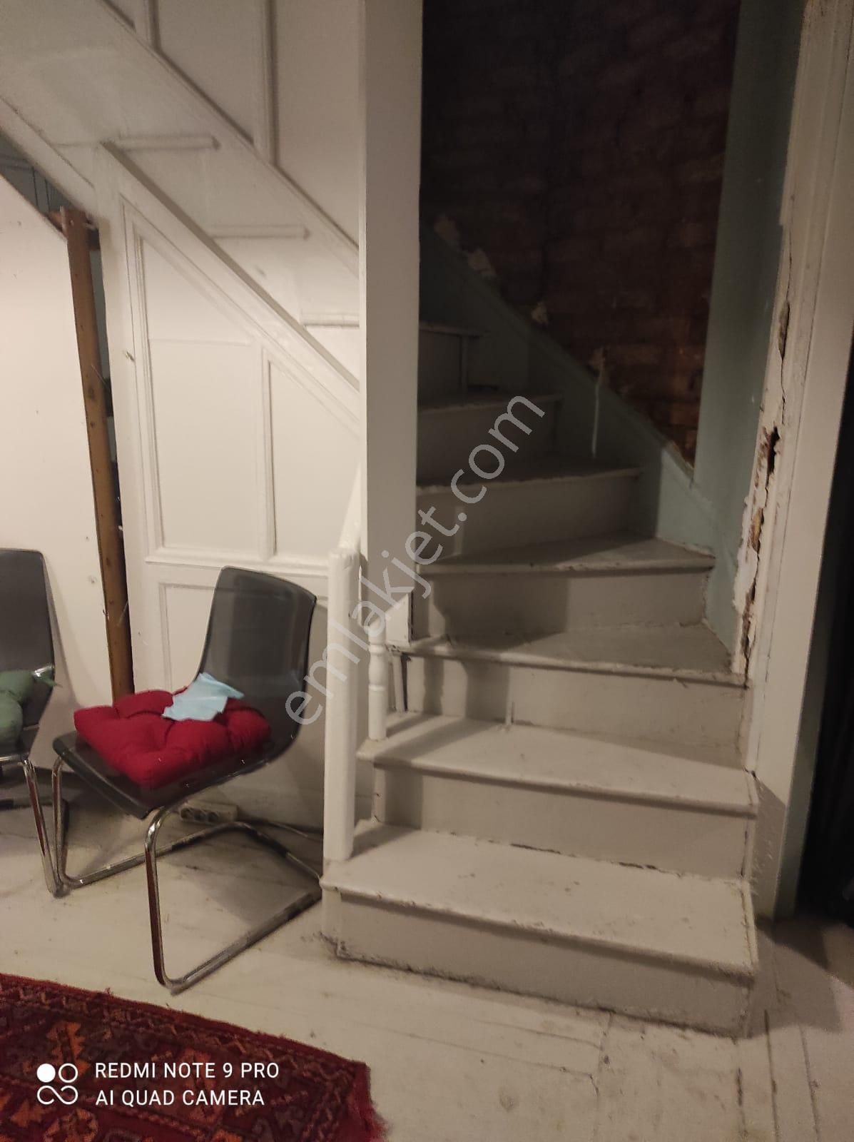 İki Katlı, Ahşap, Bahçeli Ev - Görsel 14