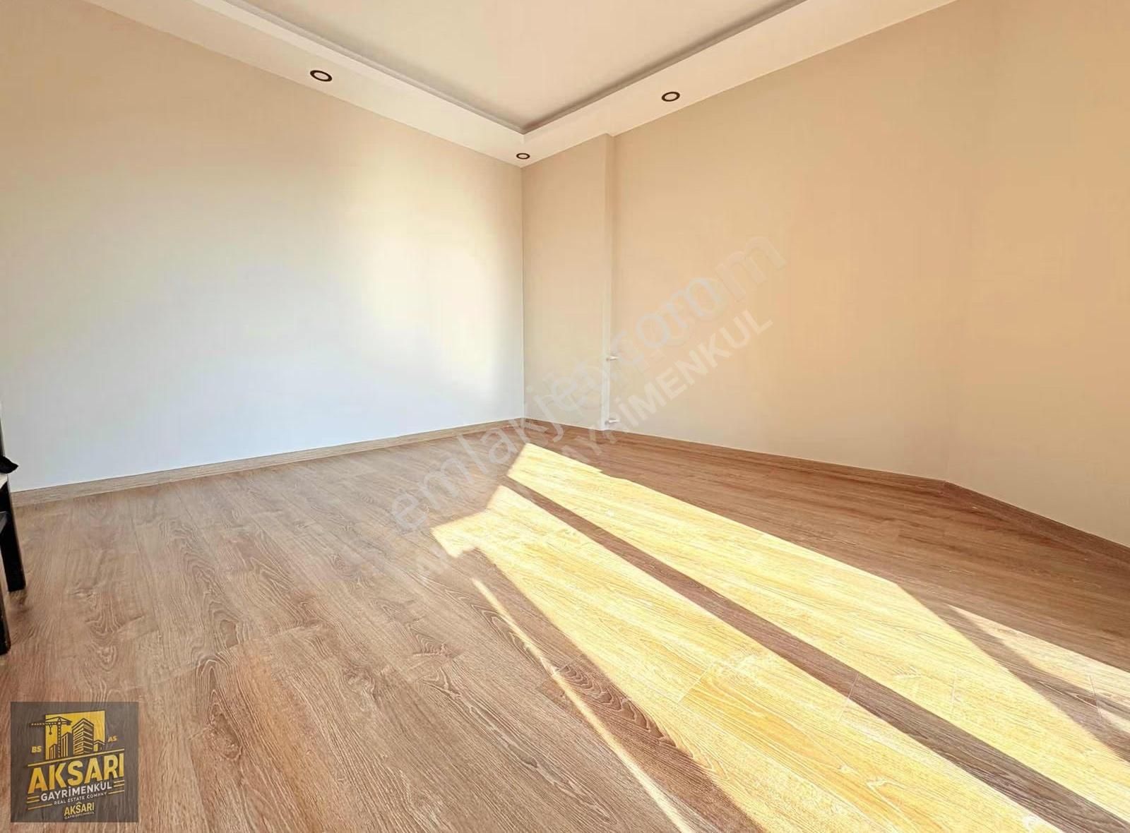 Karşıyaka'da Asansörlü Amerikan Mutfak Önü Açık Daire