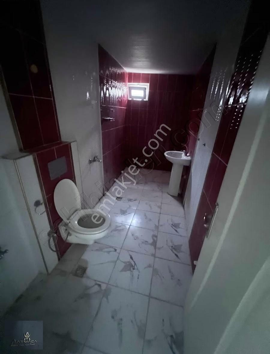 Tramvay Durağı Yanında - Görsel 4