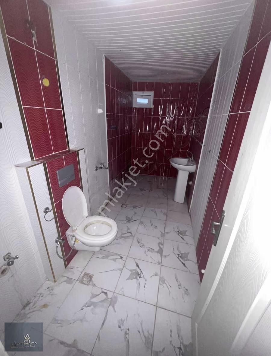 Tramvay Durağı Yanında - Görsel 5