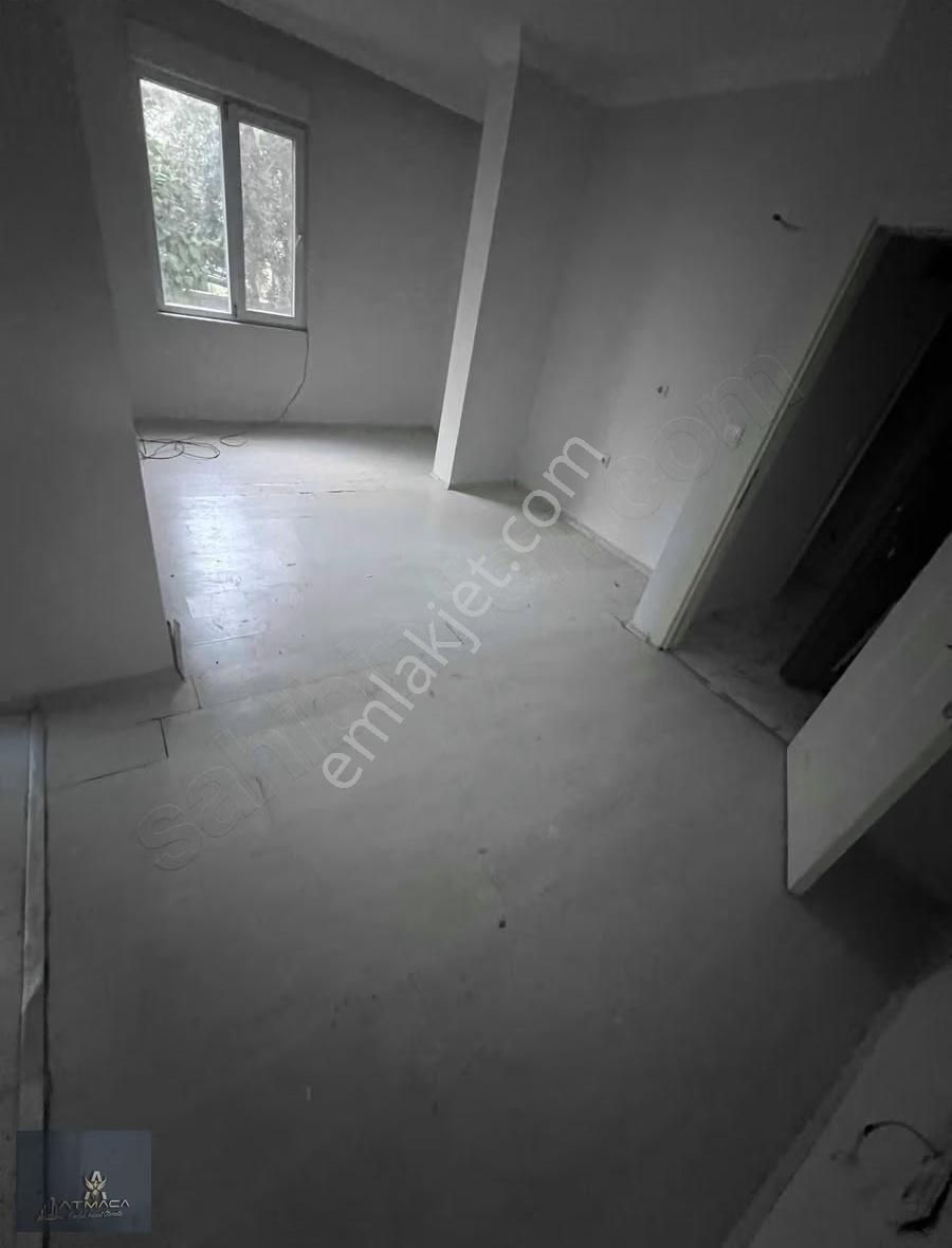 Tramvay Durağı Yanında - Görsel 6