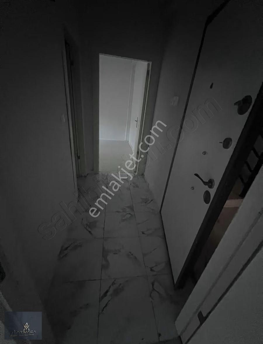 Tramvay Durağı Yanında - Görsel 7