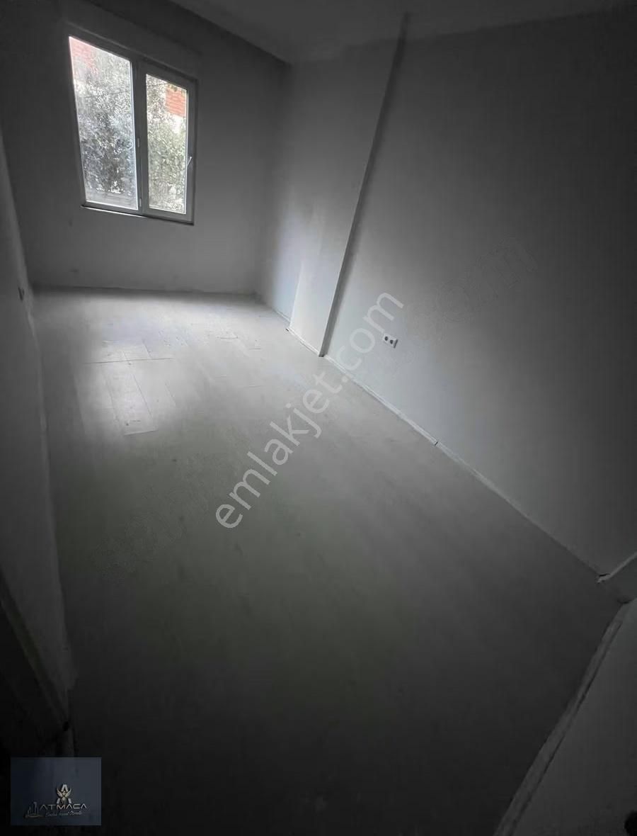 Tramvay Durağı Yanında