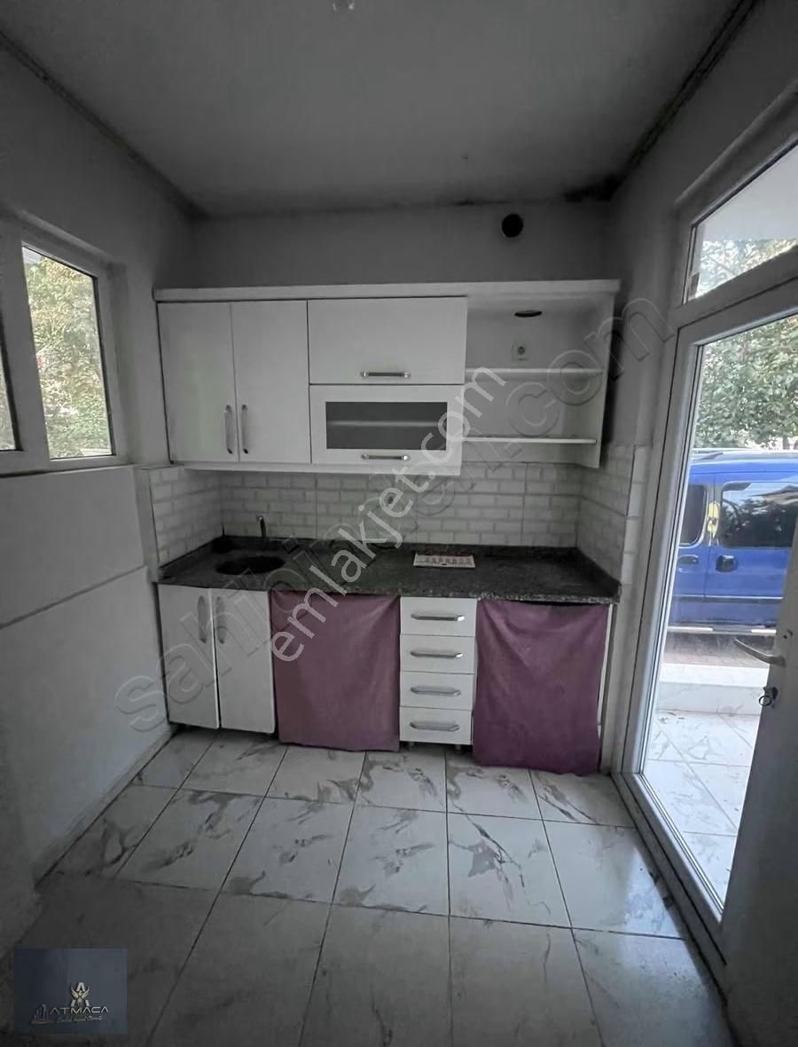 Tramvay Durağı Yanında - Görsel 2