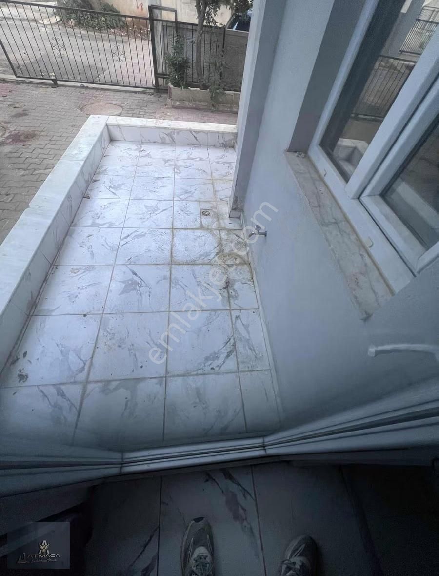 Tramvay Durağı Yanında - Görsel 3