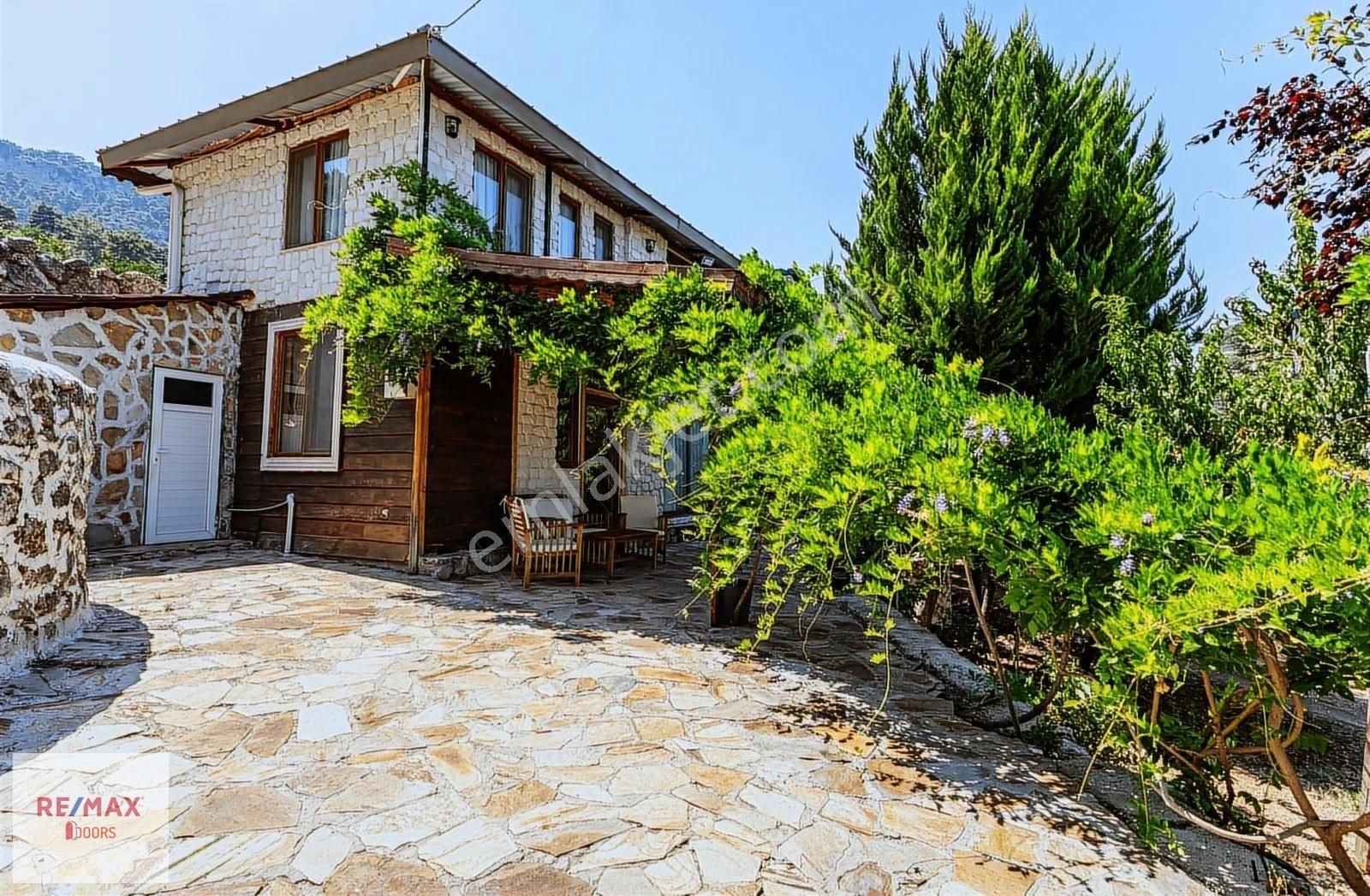 Çağlarca'da Şehir Deniz Manzaralı Geniş Bahçeli Satılık Villa - Görsel 18