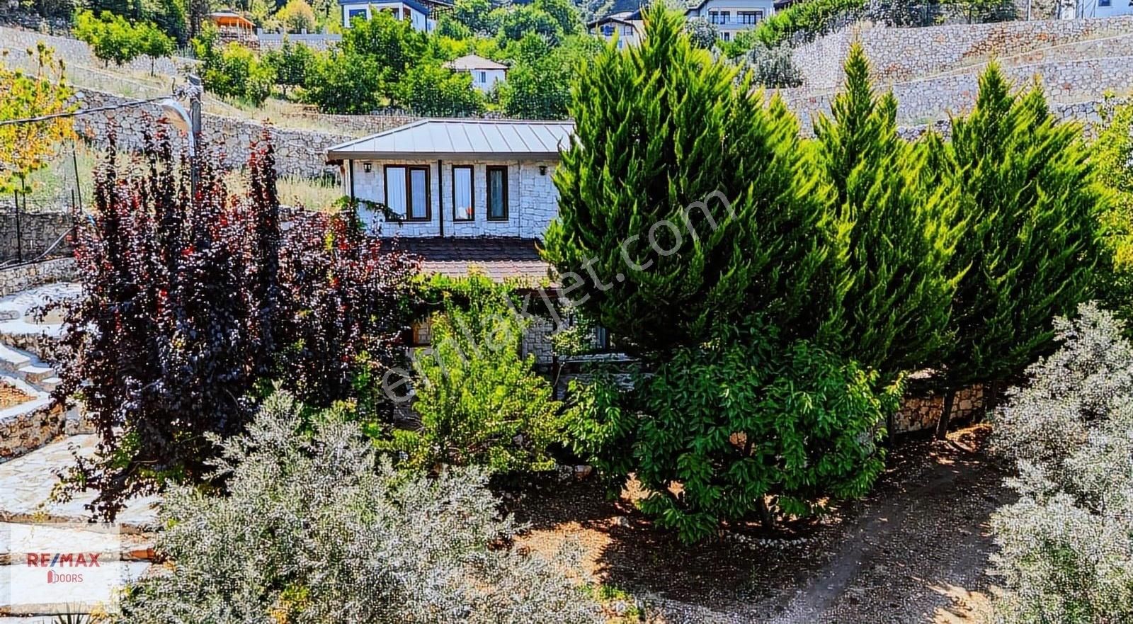 Çağlarca'da Şehir Deniz Manzaralı Geniş Bahçeli Satılık Villa