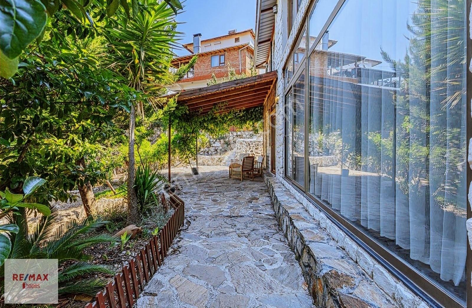 Çağlarca'da Şehir Deniz Manzaralı Geniş Bahçeli Satılık Villa - Görsel 9
