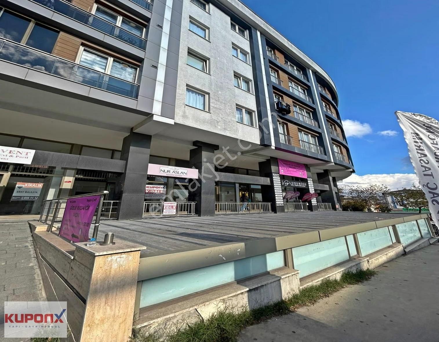 Kavaklı'dan İşlek Cadde Üzerinde Geniş Kullanımlı Kiralık Dükkan