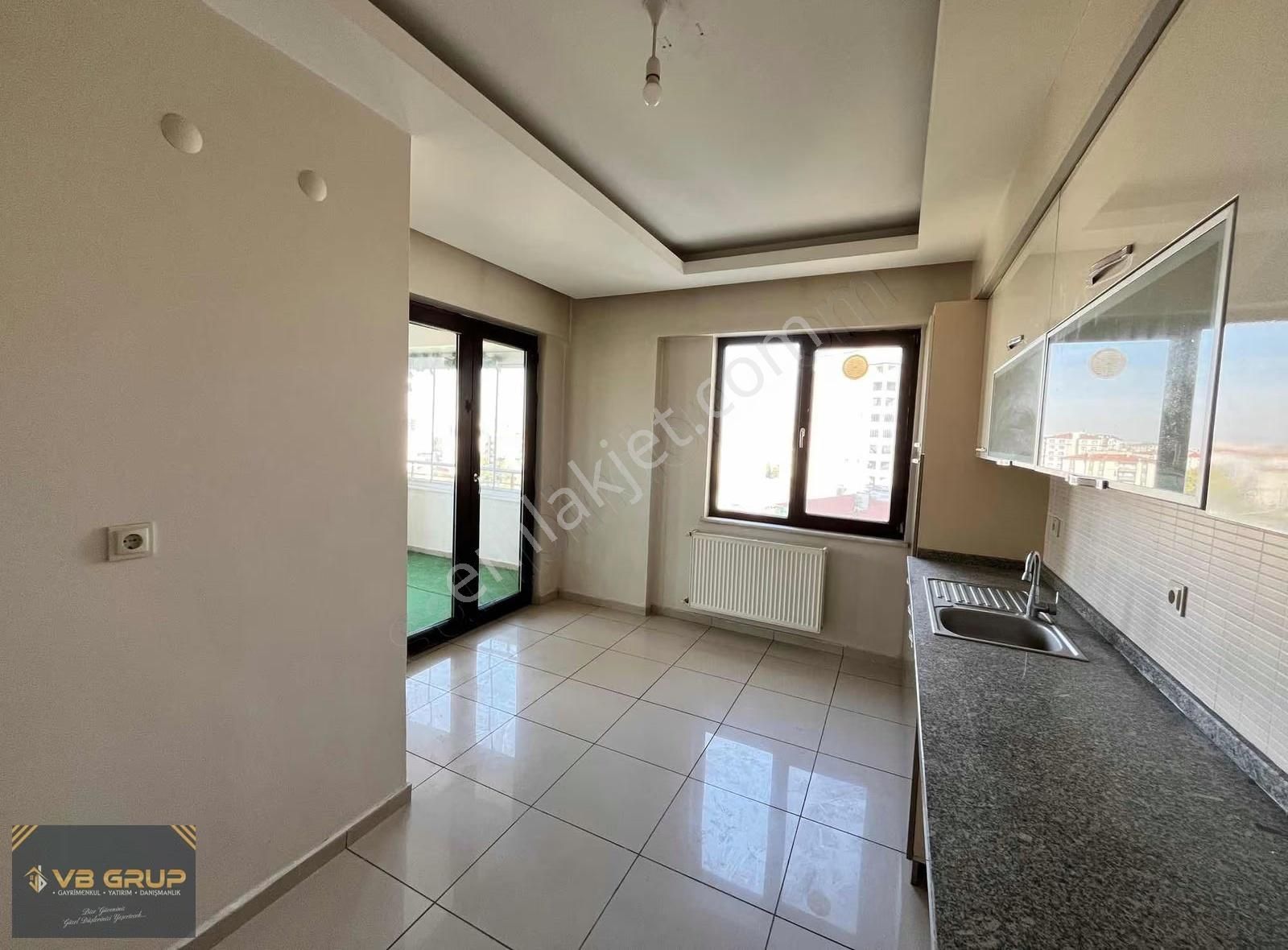 Bahçelievler'de 3+1 Geniş Giyinme Odalı Lokasyonlu Temiz Daire