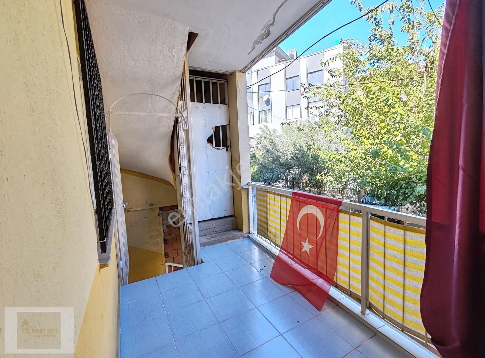 Bornova Osmangazide 2 Katlı Geniş Satılık Müstakil Ev - Görsel 24