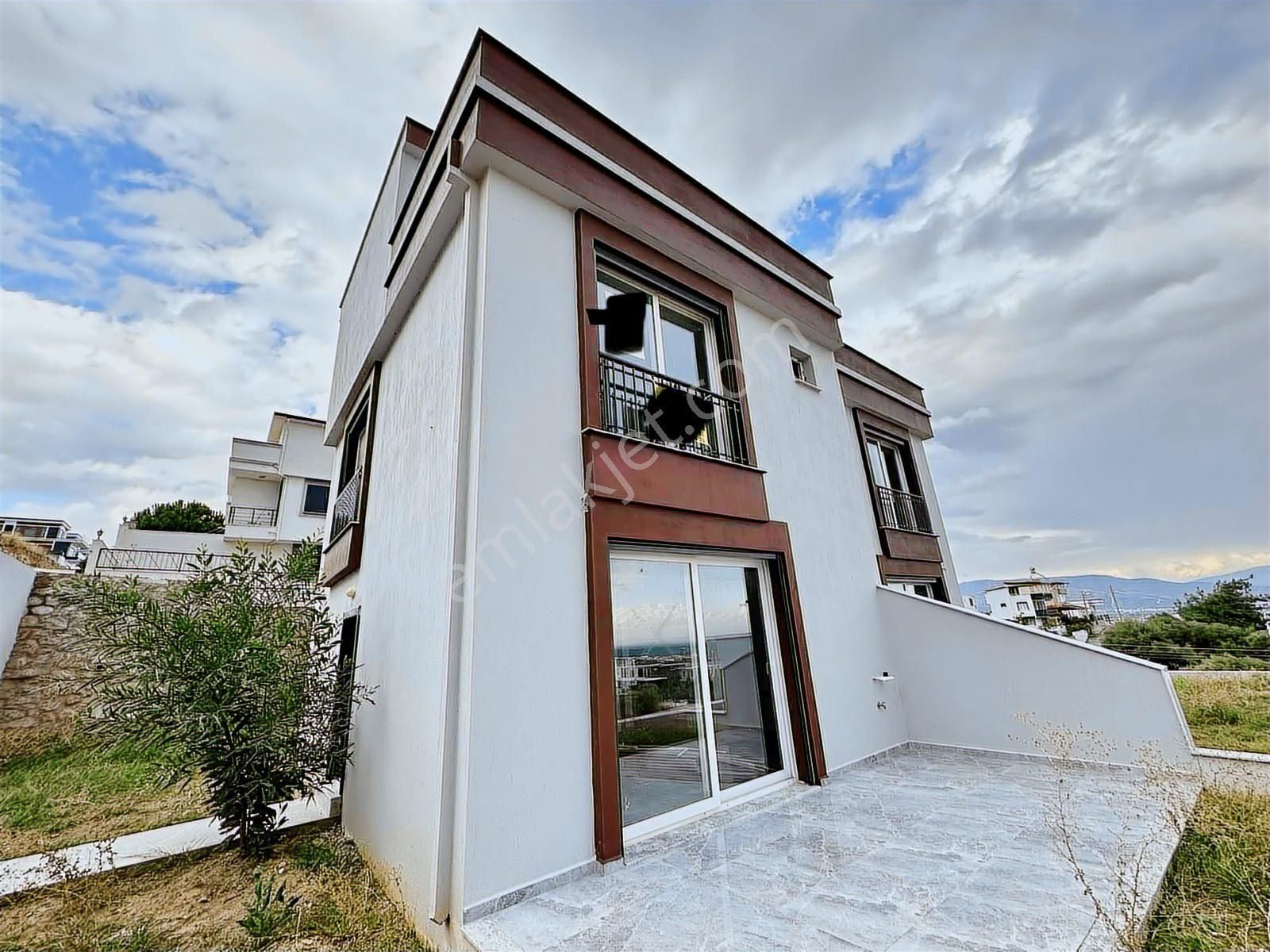 Seferihisar Ürkmez Doğanbey De Satılık 3+1 Villa Deniz Manzaralı