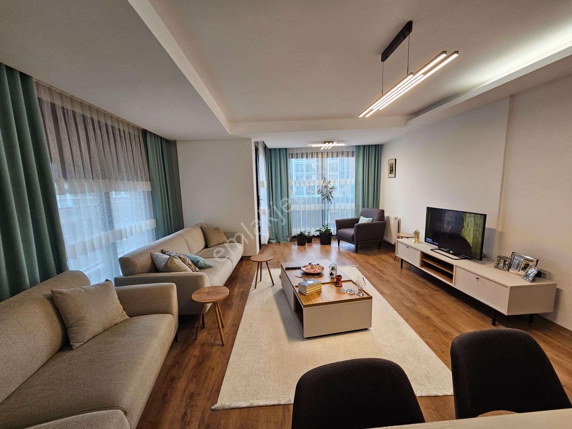 Karşıyaka Girne Bulvarı'nda, 2 Yaşında Geniş 4+1 Satılık Daire - Görsel 2