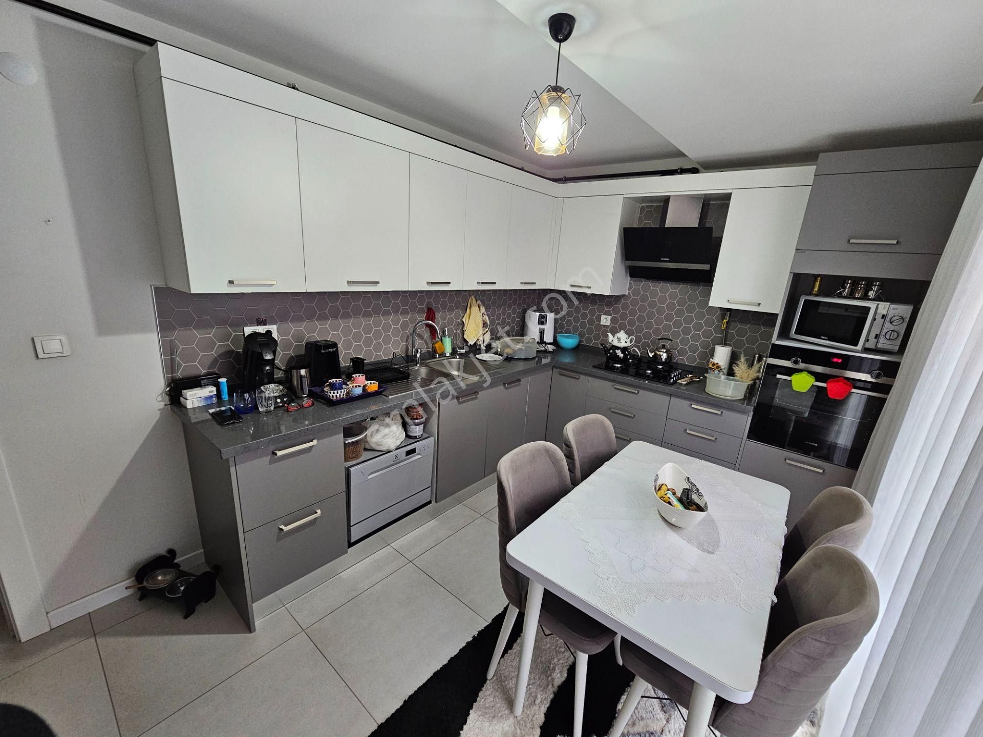 Karşıyaka Girne Bulvarı'nda, 2 Yaşında Geniş 4+1 Satılık Daire - Görsel 12