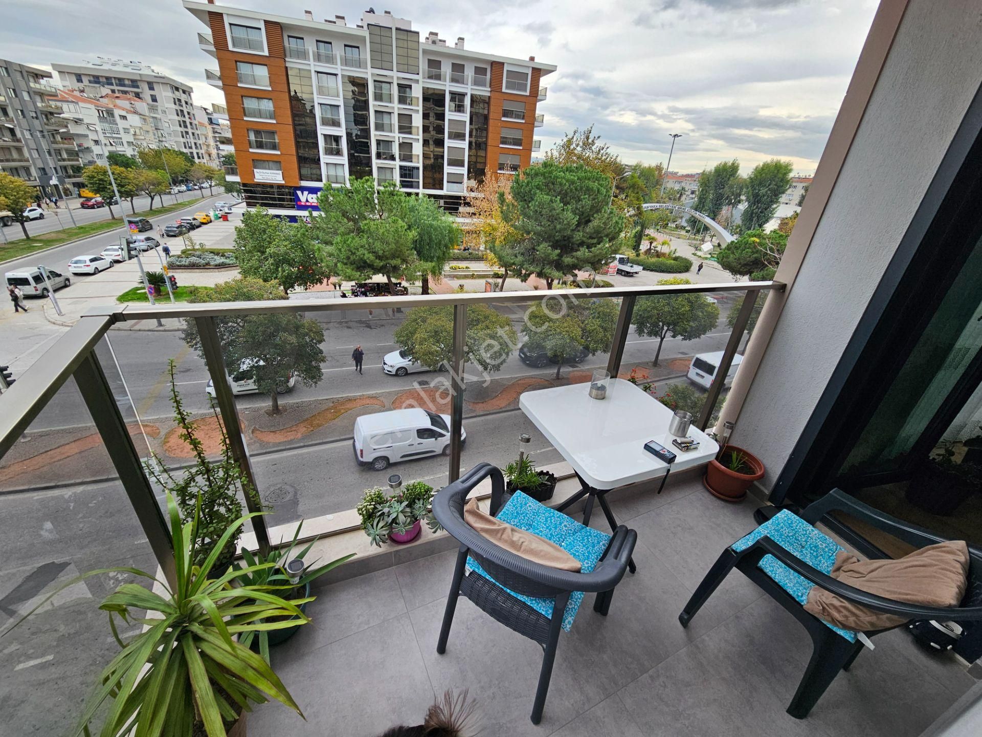 Karşıyaka Girne Bulvarı'nda, 2 Yaşında Geniş 4+1 Satılık Daire - Görsel 5