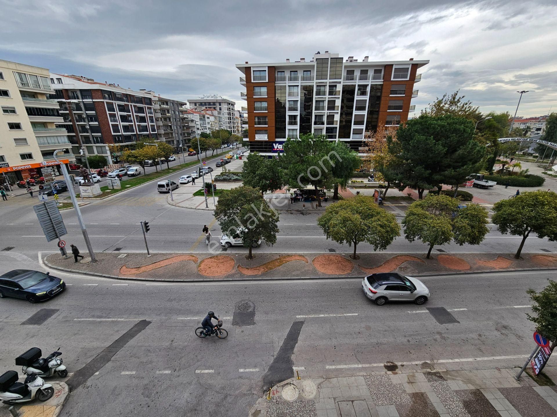 Karşıyaka Girne Bulvarı'nda, 2 Yaşında Geniş 4+1 Satılık Daire - Görsel 7