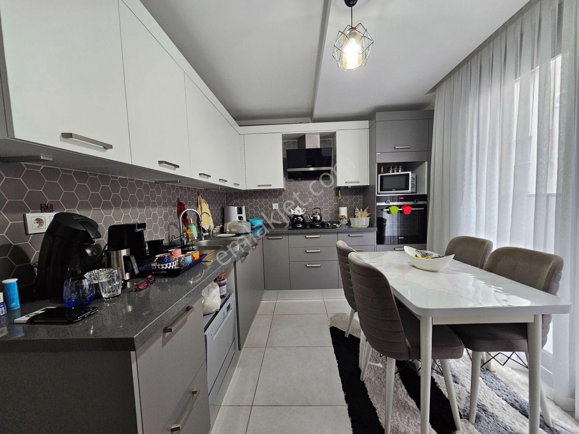 Karşıyaka Girne Bulvarı'nda, 2 Yaşında Geniş 4+1 Satılık Daire - Görsel 10