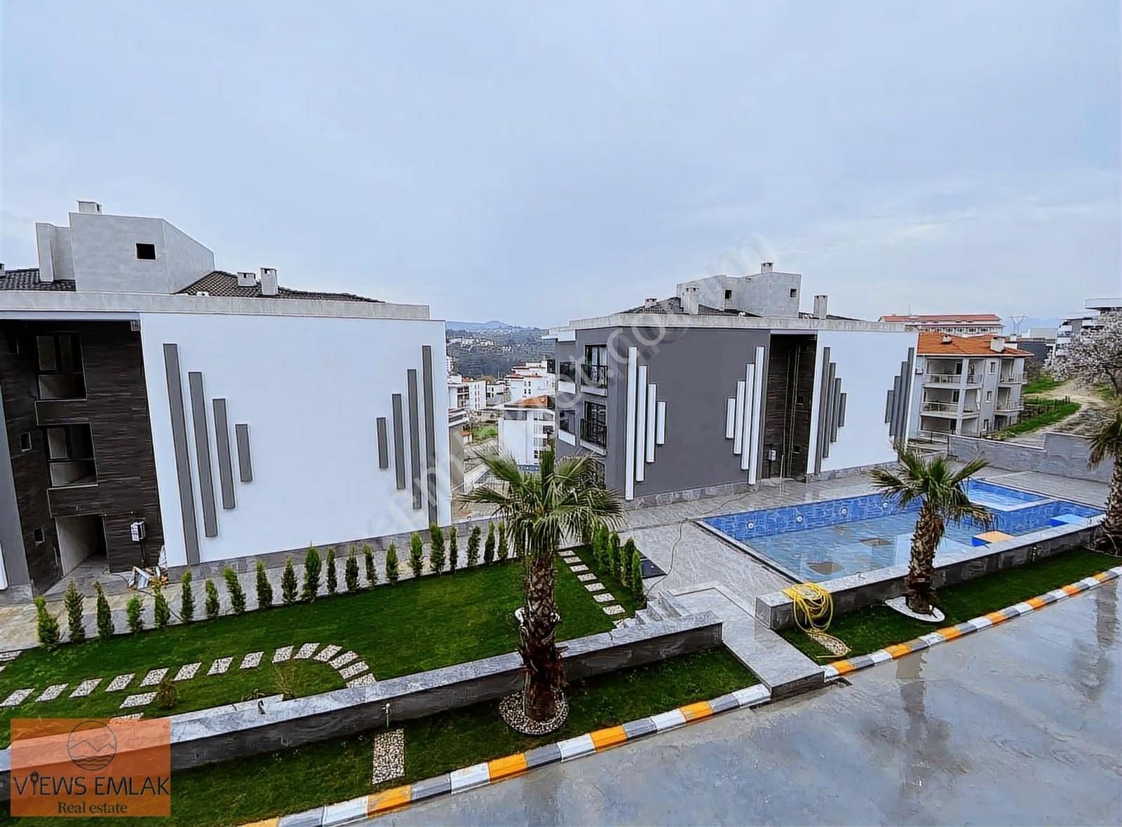 Kuşadasında Havuzlu Site İçerisinde 2+1 Satılık Lüks Daire