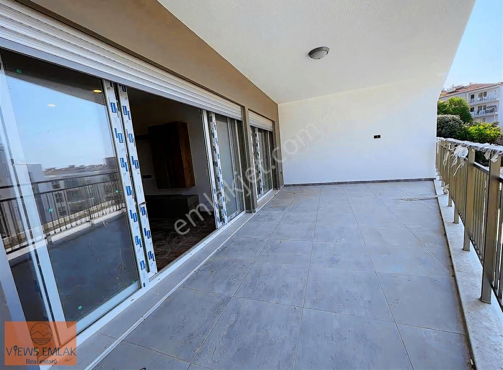 Kuşadasında Havuzlu Sitede Kapalı Mutfaklı 3+1 Ara Kat Daire - Görsel 14