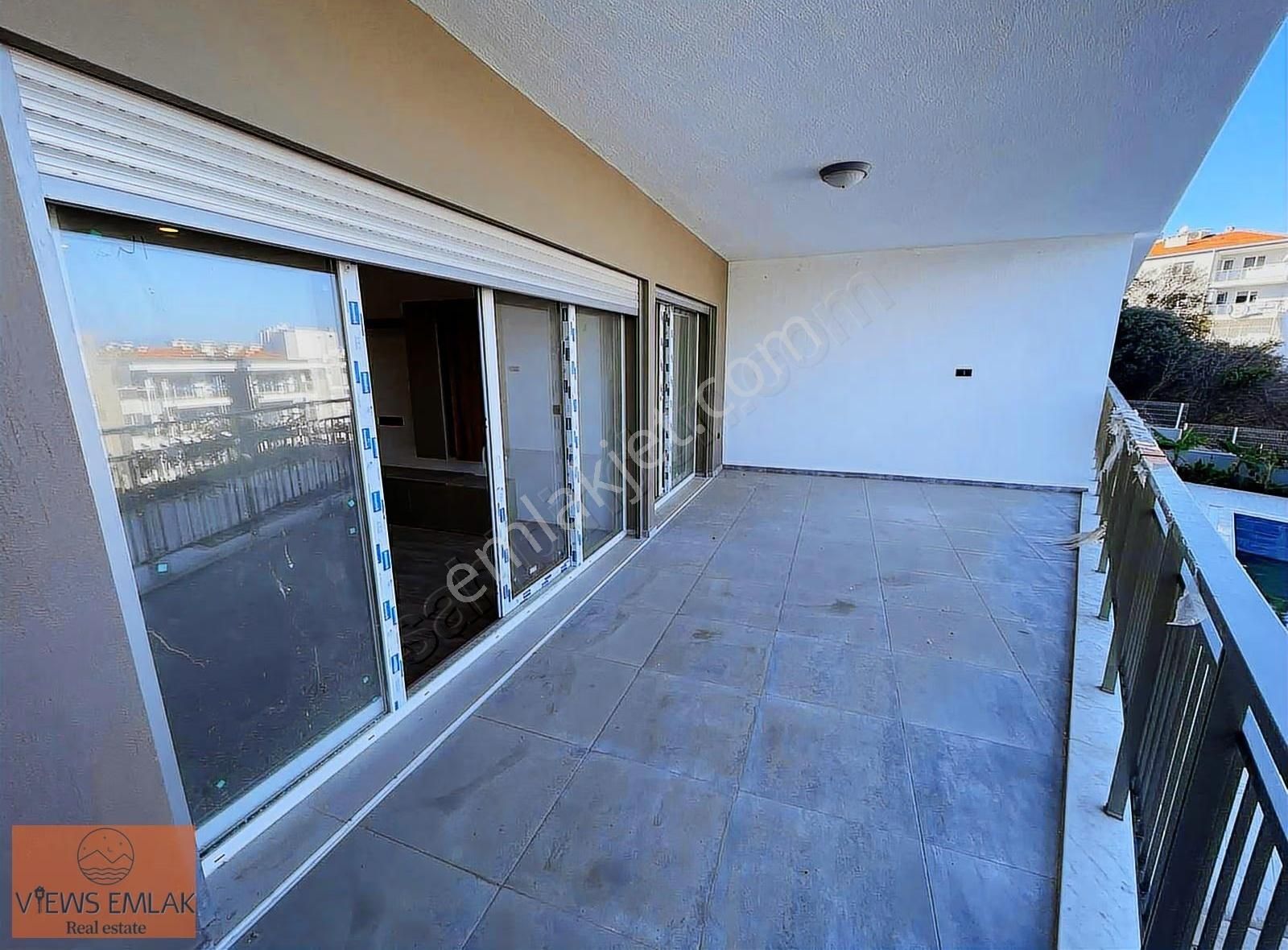 Kuşadasında Havuzlu Sitede Kapalı Mutfaklı 3+1 Ara Kat Daire - Görsel 22