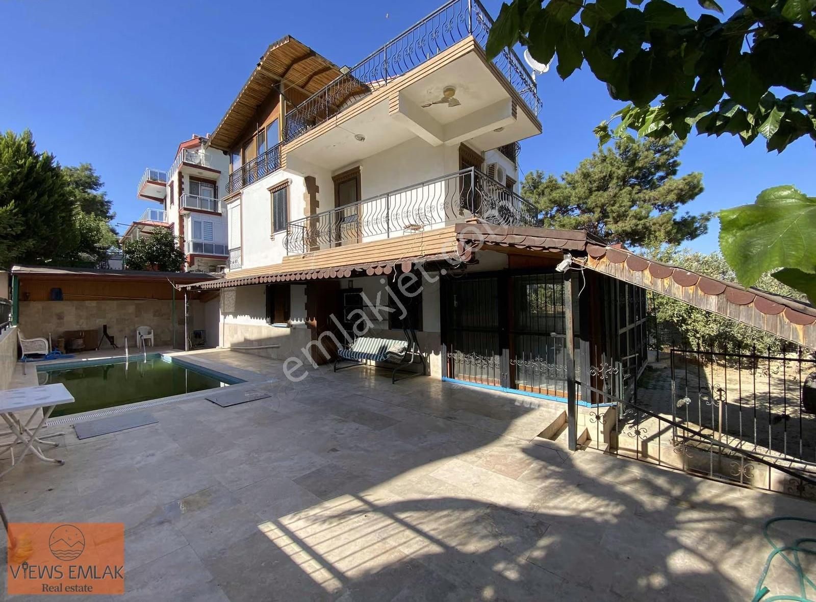 Kuşadasında Tek Müstakil Özel Havuzlu + İmarlı Satılık Arsa