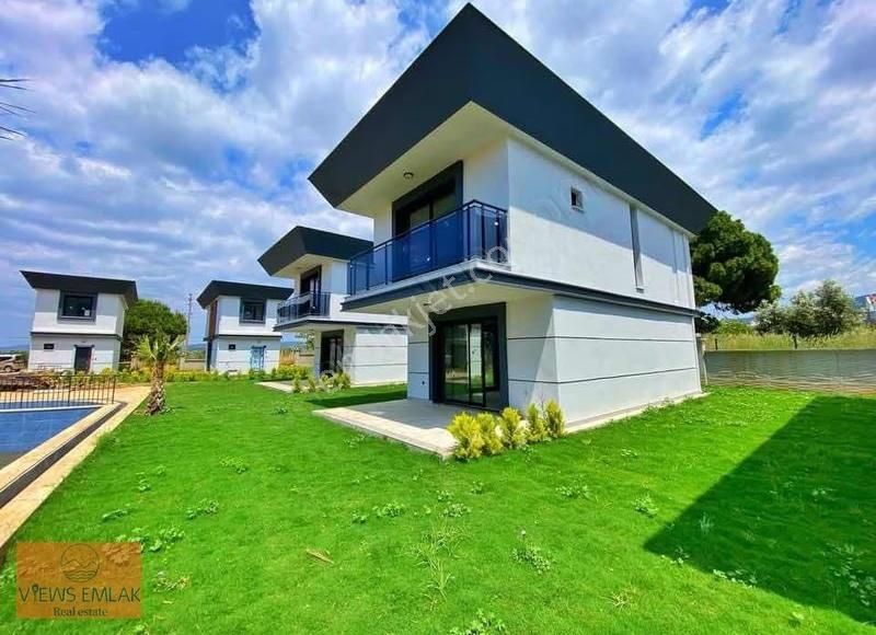 Kuşadasında Tek Müstakil Köşe Konum Havuzlu Sitede Villa
