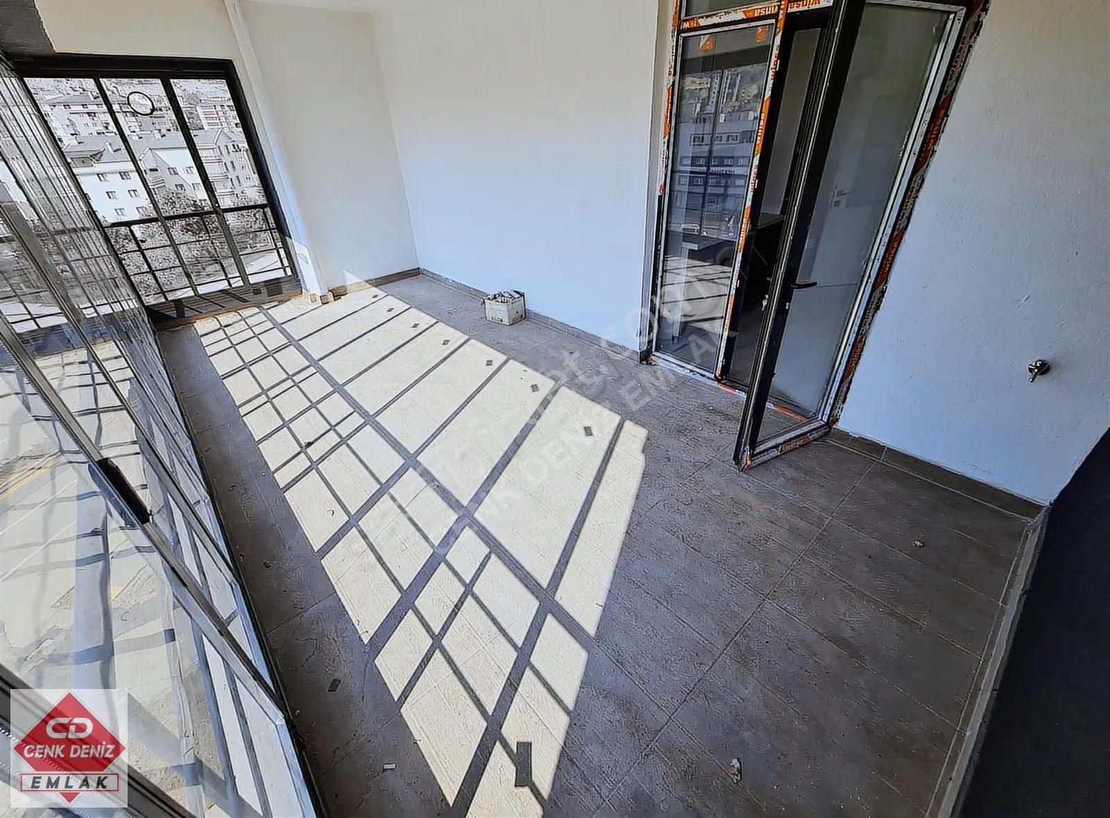 Yakacık'da Bulvar Manzaralı Teras Balkonlu İskanlı Sıfır 3,5+1 - Görsel 17