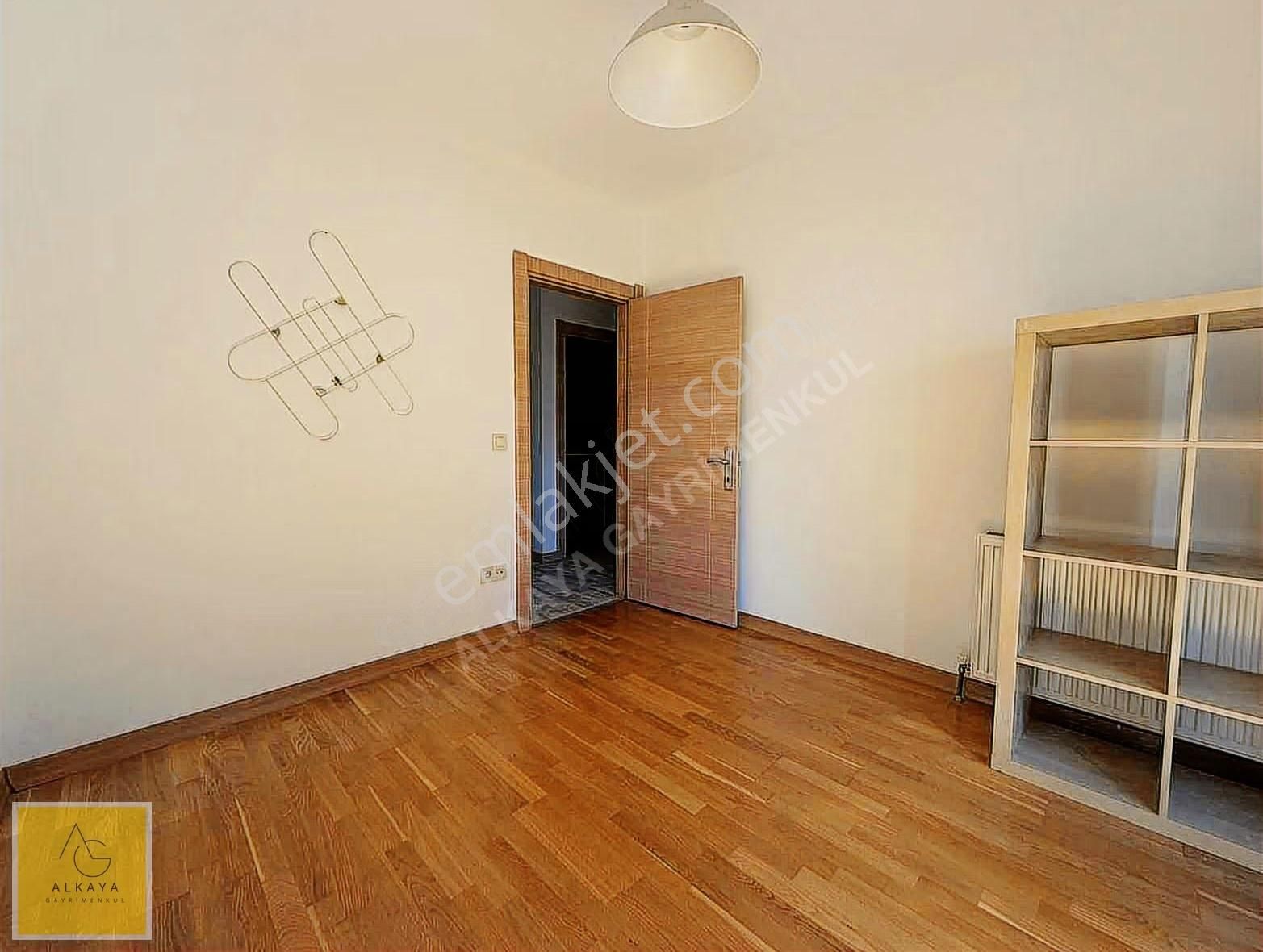 Alkaya'dan Bostancı'da Satılık 3+1 Balkonlu Boş Daire Ara Katta - Görsel 3