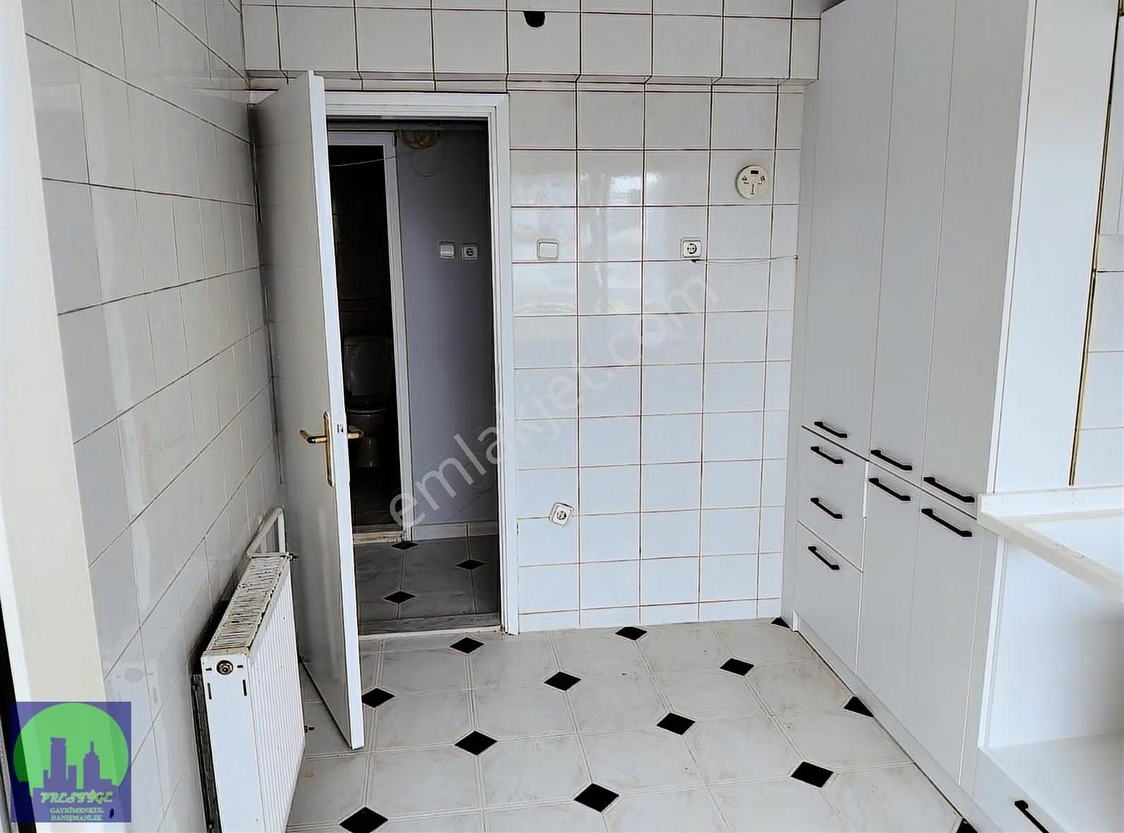 Altıparmak Çarşamba'da Geniş Bakımlı 2,5+1 Kiralık Daire - Görsel 3