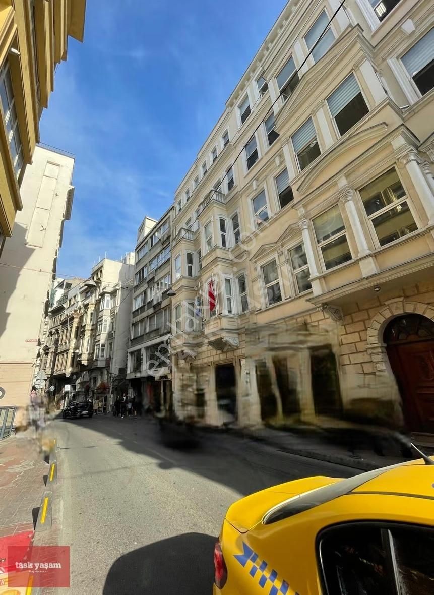 Taksim Sıraselviler Caddesi'nde 2 Katlı Satılık Dükkan