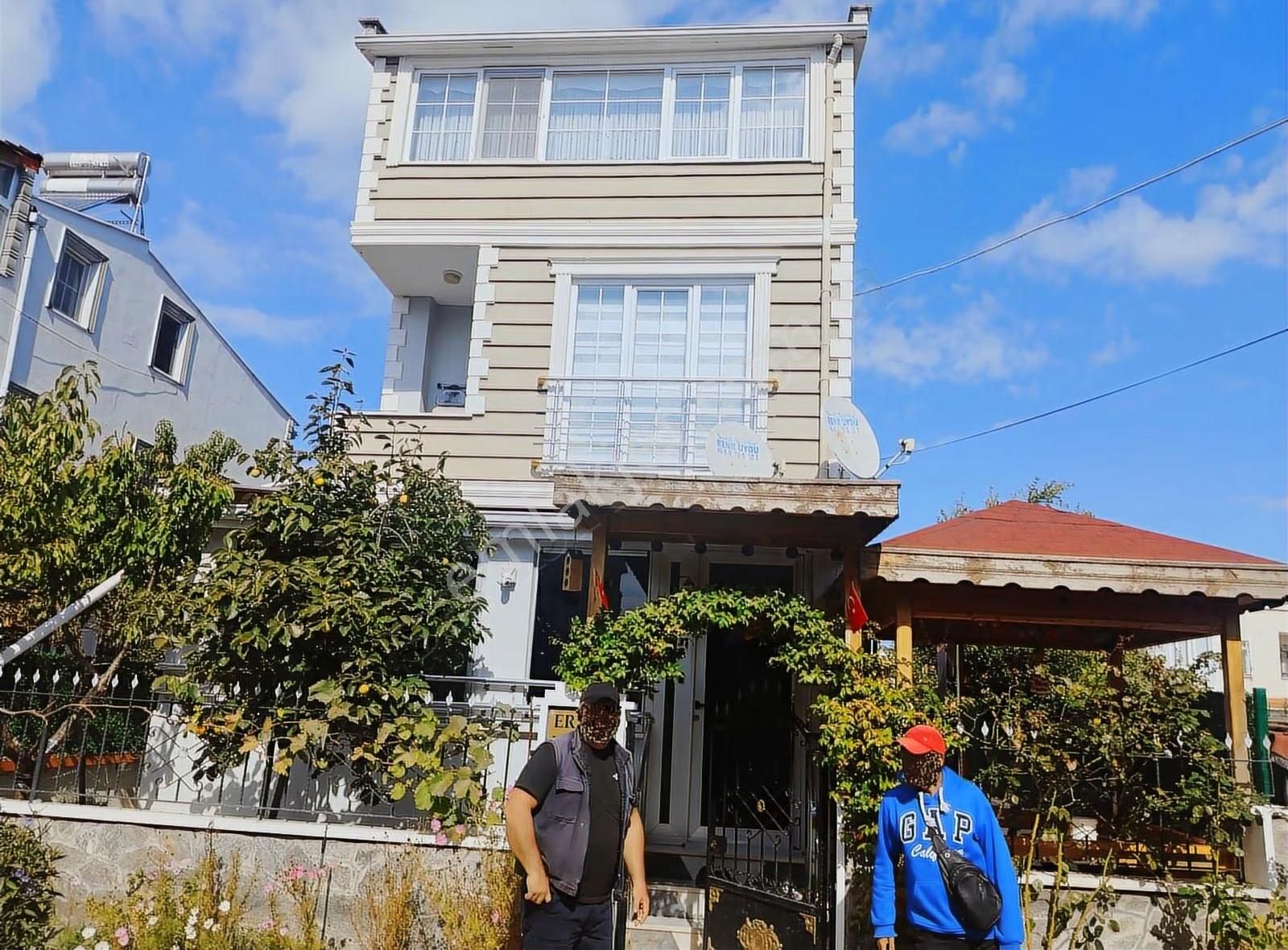 Müstakil Masrafsız Krediye Uygun İskanlı 3 Katlı 4+1 Villa