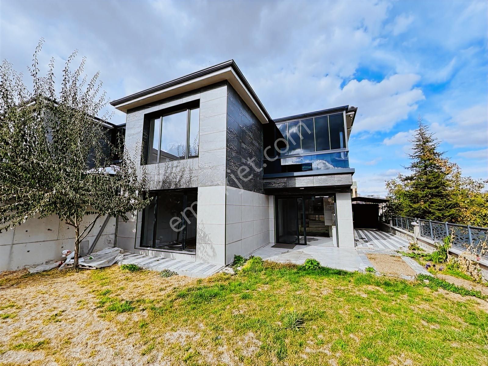 Bağlıca'da Süper Konumda 5+1 Geniş Bahçeli Kiralık Villa... - Görsel 4