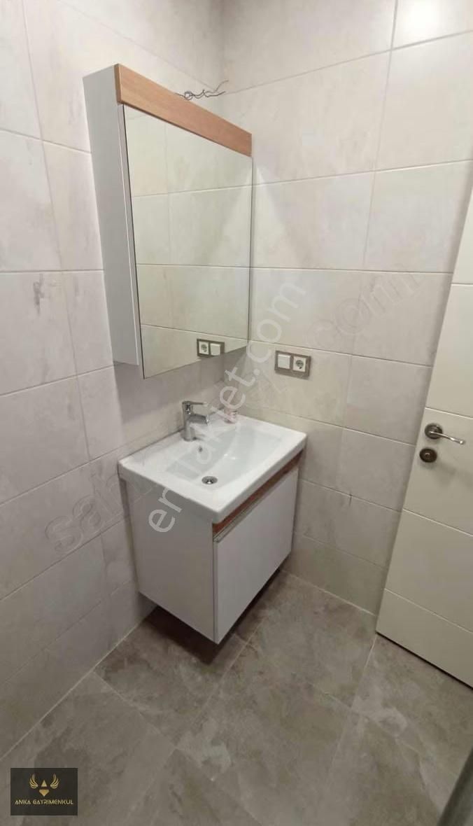 3 + 1 Satlık Daire Kiracı Siz Metrobüs 3 Dakika Otopark Var