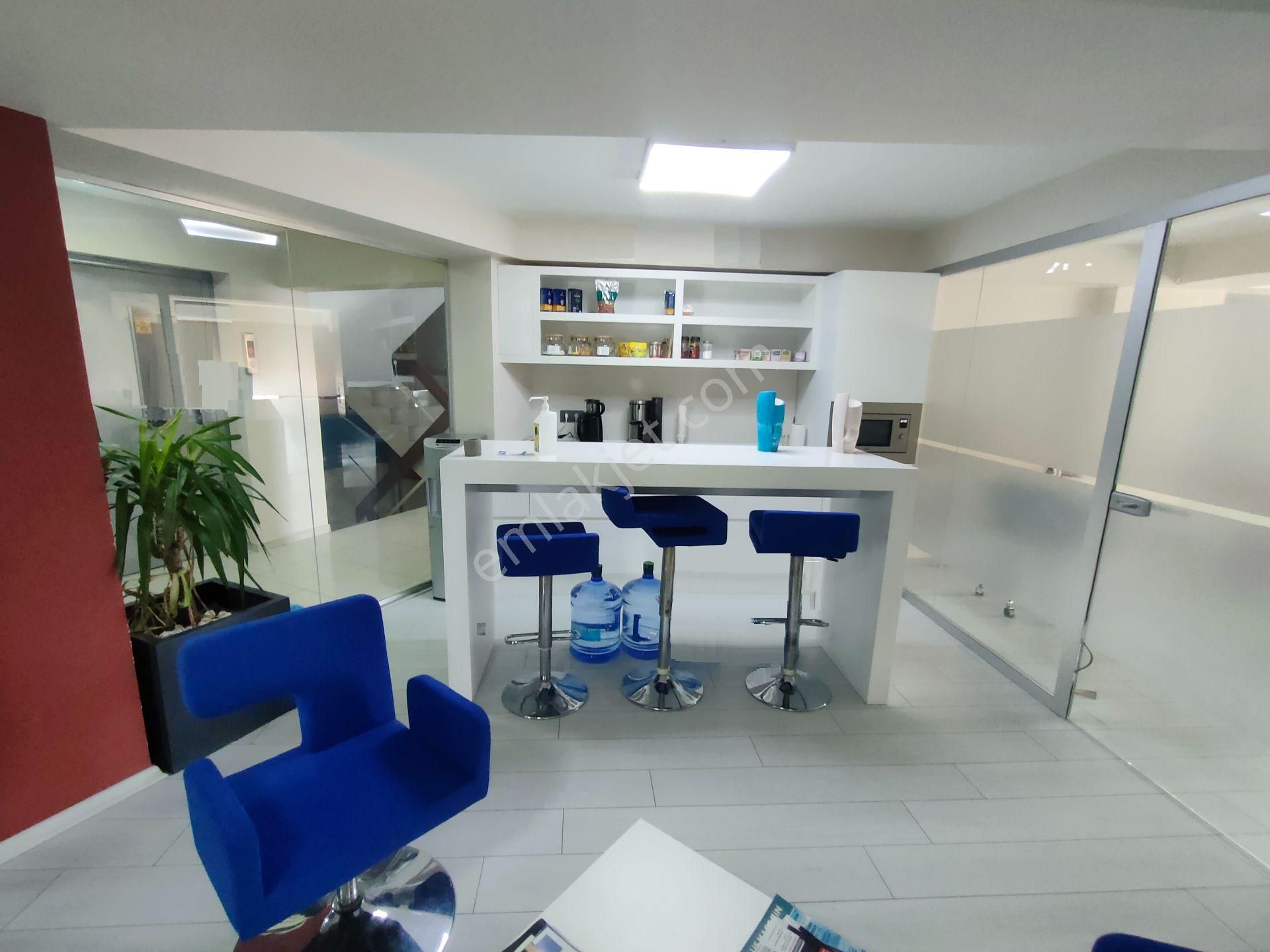 Konak'ta Ana Cadde Üstünde, Hazır Ofis, Aidat-masraf Yok