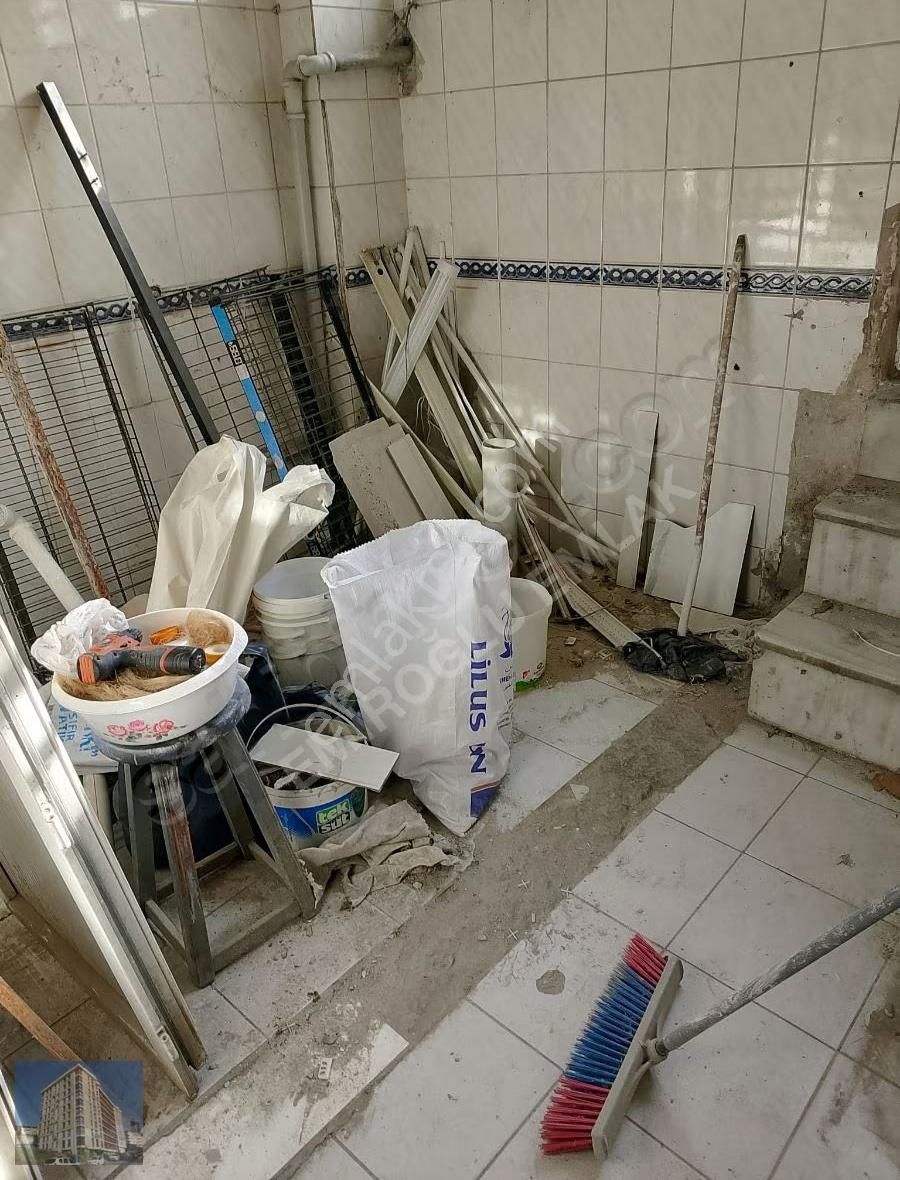 Yedikule Caddesi'nde 3 Katlı 240 Mt Komple Bina 70.000 - Görsel 10