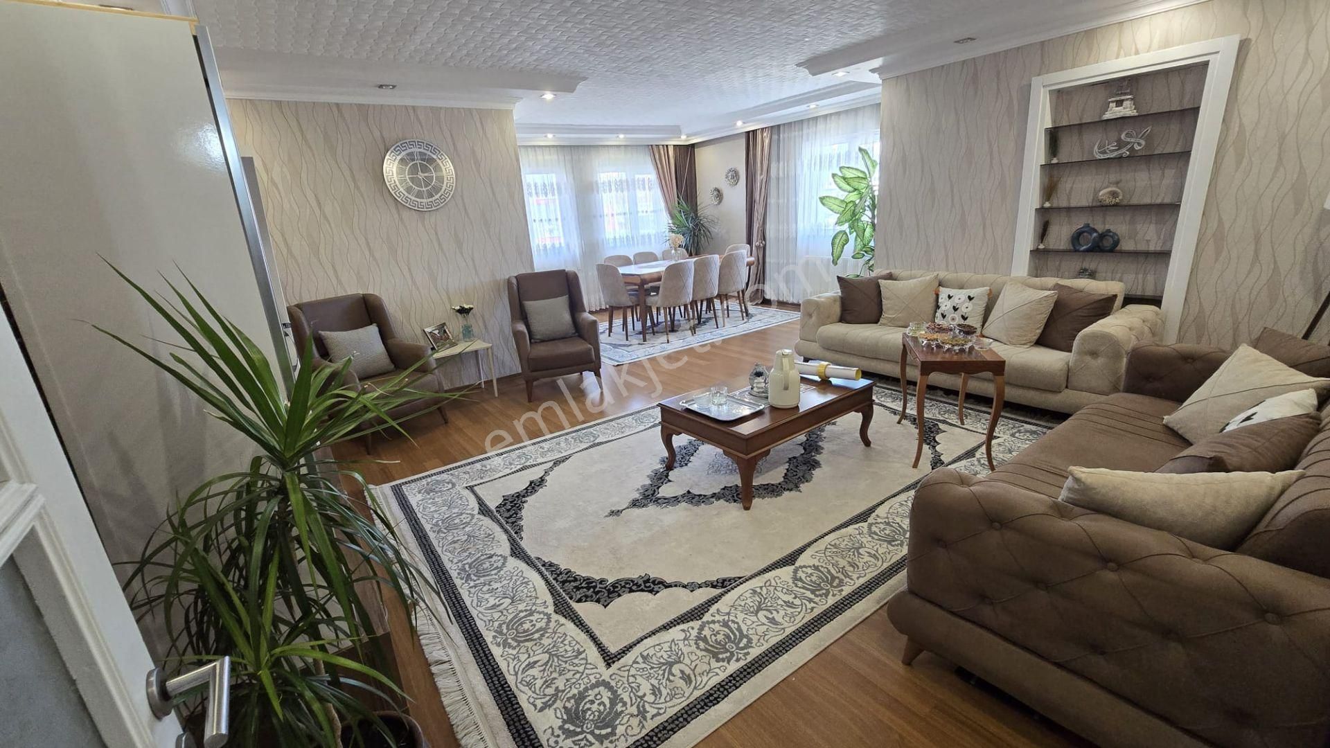 Beylikdüzü Adnan Kahveci Mah. 200 M² İçi Yapılı 4+2 Dubleks Daire