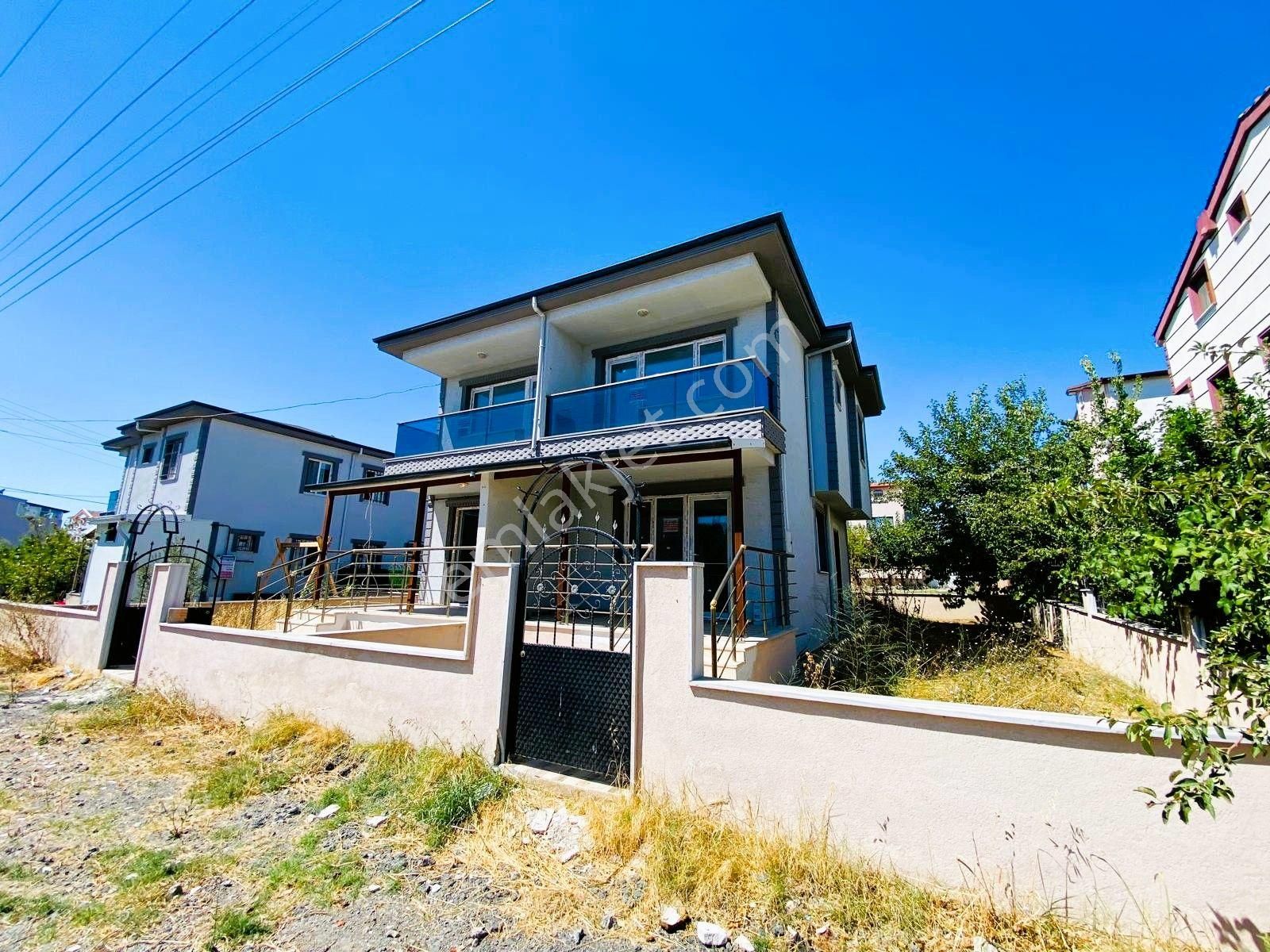 Yeniçiftlikte Denize Çok Yakın Mesafede Merkezi Konumda 2+1 Villa Yazlık