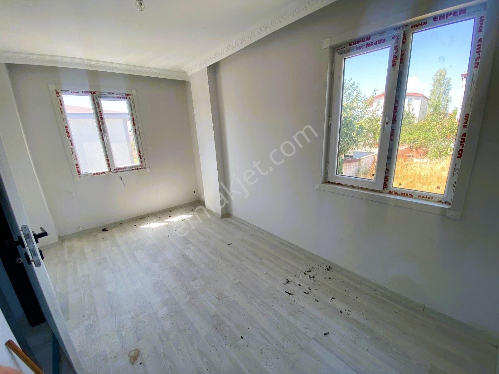 Yeniçiftlikte Denize Çok Yakın Mesafede Merkezi Konumda 2+1 Villa Yazlık - Görsel 14