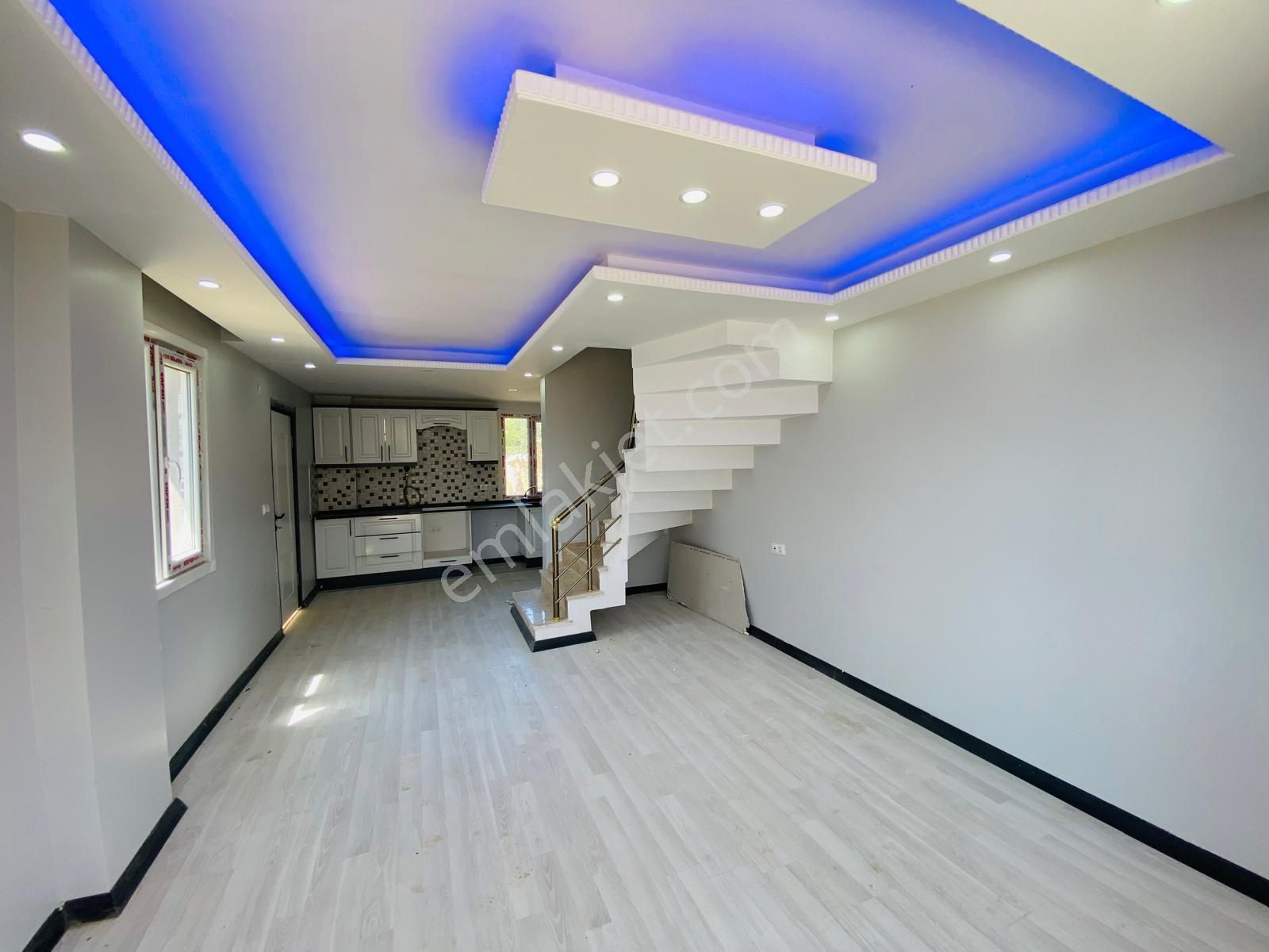 Yeniçiftlikte Denize Çok Yakın Mesafede Merkezi Konumda 2+1 Villa Yazlık - Görsel 8