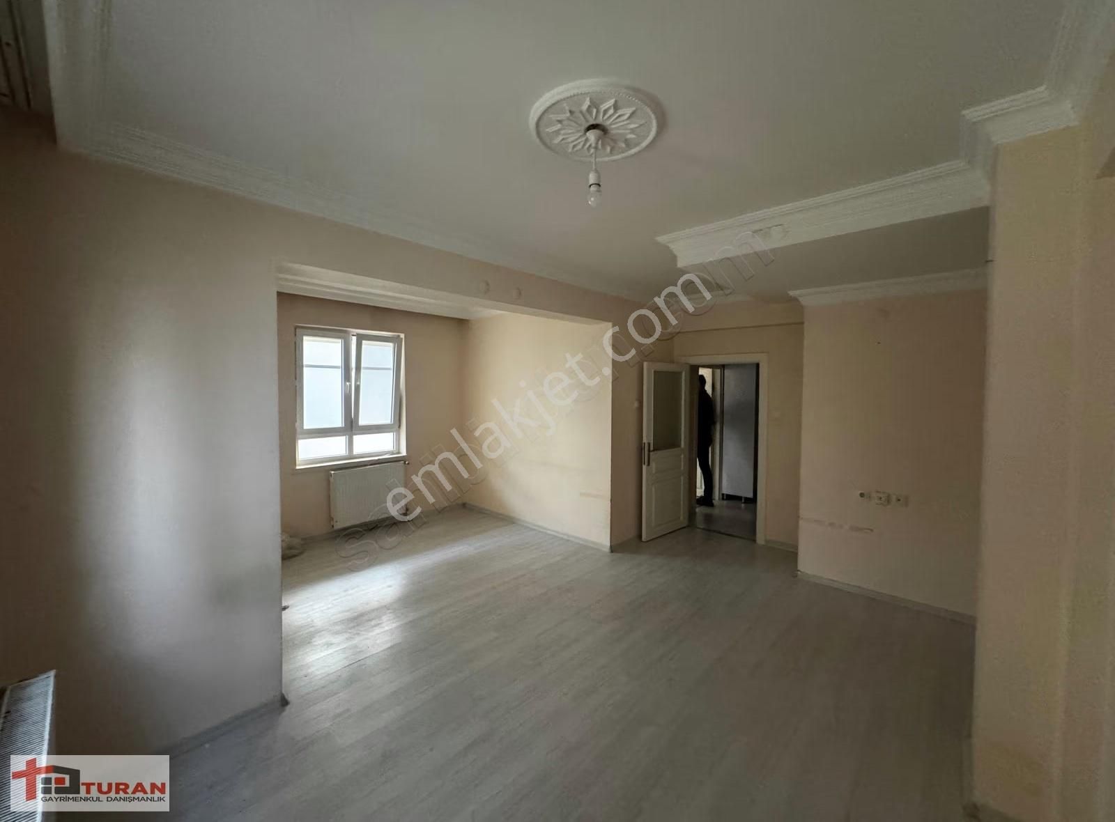 Teleferik Yakını Estergon Caddesi Üzeri 1+1 Kiralık** - Görsel 6