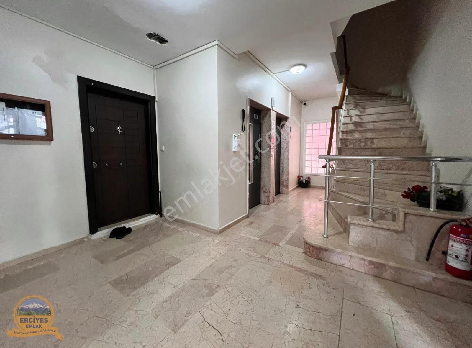 Erciyes'den Erenköy'de Katta Tek 4+1 Balkonlu, Ebeveynli 200 M² - Görsel 23